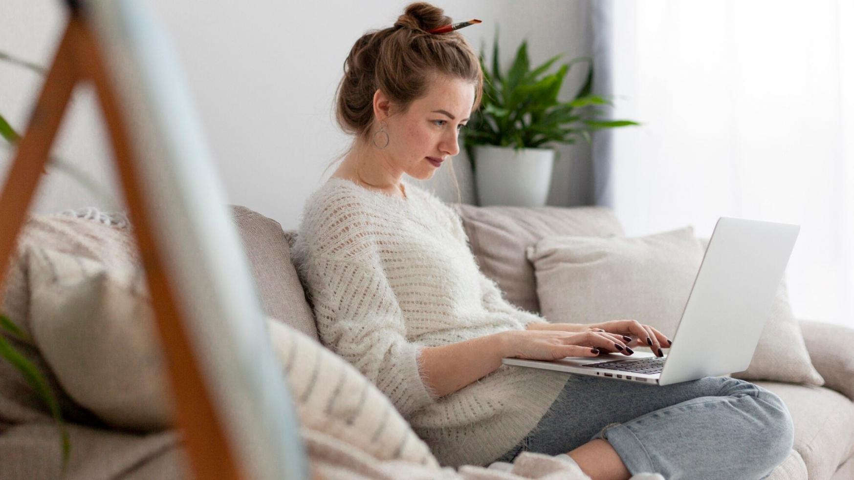 Espace de travail moderne avec documents de planification financière et outils d'analyse