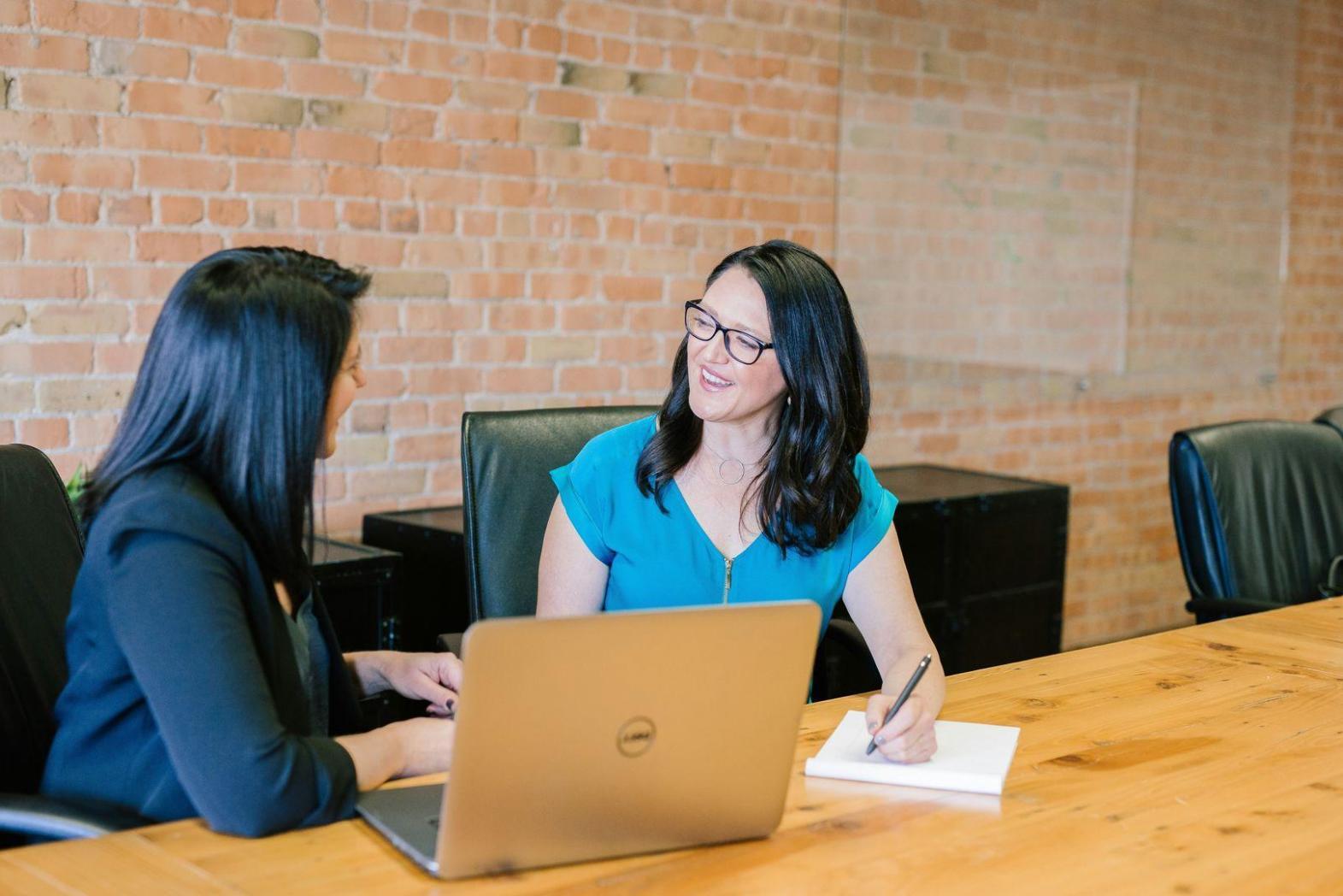 Espace de formation moderne équipé pour l'apprentissage financier